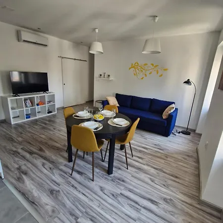 Yellow Apartment Pula Exterior photo