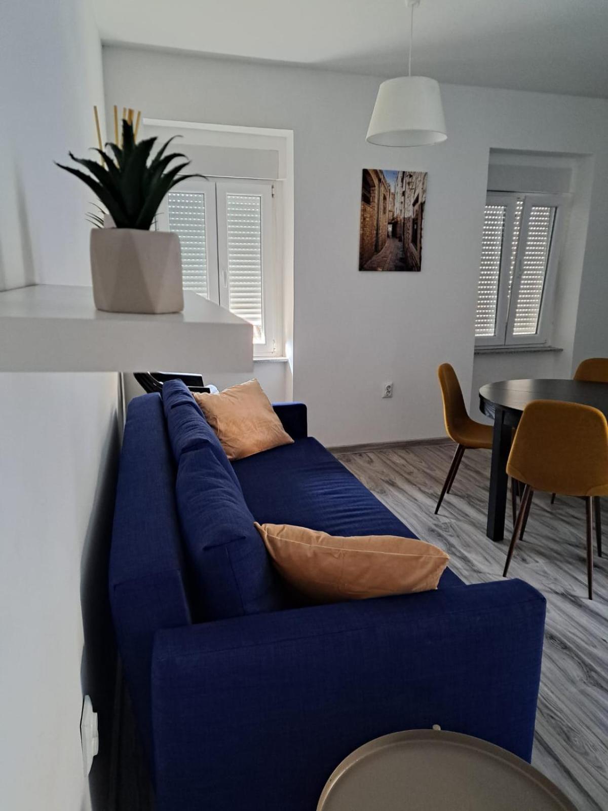 Apartment Yellow *