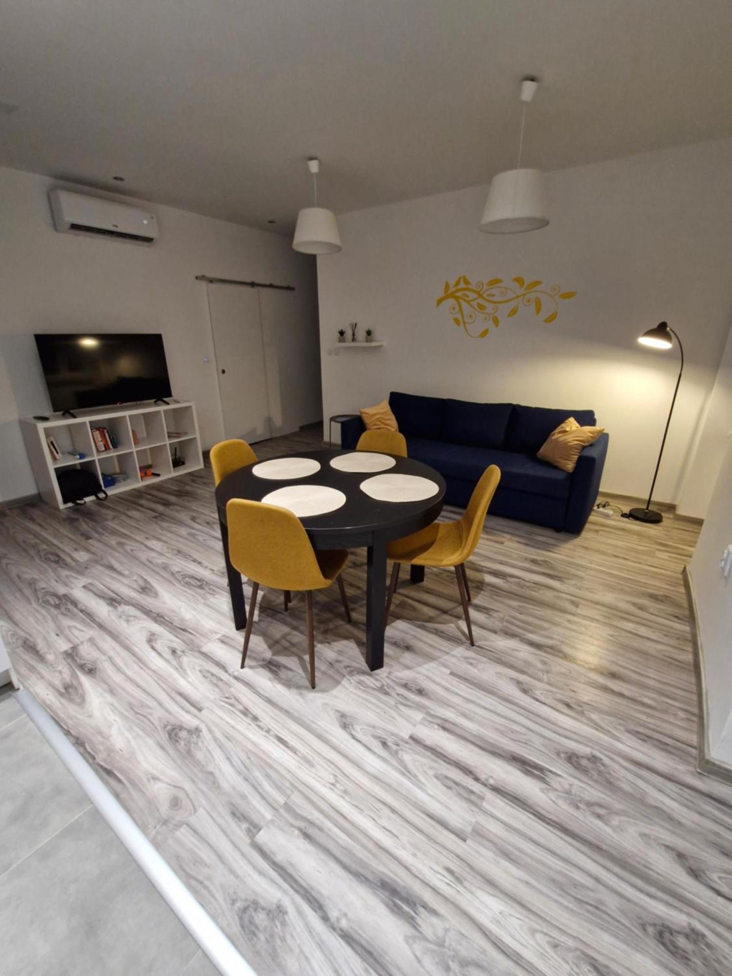Yellow Apartma Pula